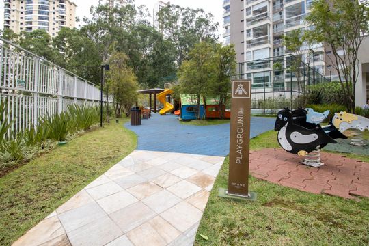 Apartamento mobiliado para comprar em Vila Andrade, 4 suítes, varanda, piscina, academia e churrasqueira. — Playground