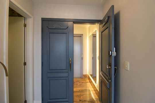 Apartamento mobiliado para comprar em Vila Andrade, 4 suítes, varanda, piscina, academia e churrasqueira. — Sala