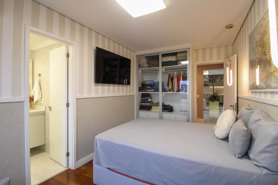 Apartamento mobiliado para comprar em Vila Andrade, 4 suítes, varanda, piscina, academia e churrasqueira. — Suíte 2