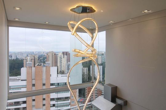 Apartamento mobiliado para comprar em Vila Andrade, 4 suítes, varanda, piscina, academia e churrasqueira. — Vista Sala 