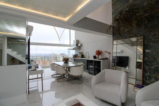 Apartamento mobiliado para comprar em Vila Andrade, 4 suítes, varanda, piscina, academia e churrasqueira. — Sala de estar