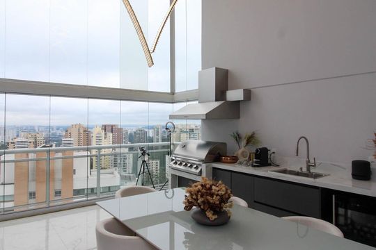 Apartamento mobiliado para comprar em Vila Andrade, 4 suítes, varanda, piscina, academia e churrasqueira. — Varanda da Sala