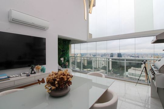 Apartamento mobiliado para comprar em Vila Andrade, 4 suítes, varanda, piscina, academia e churrasqueira. — Varanda da Sala