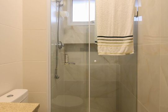 Apartamento mobiliado para comprar em Vila Andrade, 4 suítes, varanda, piscina, academia e churrasqueira. — Banheiro Suíte 1