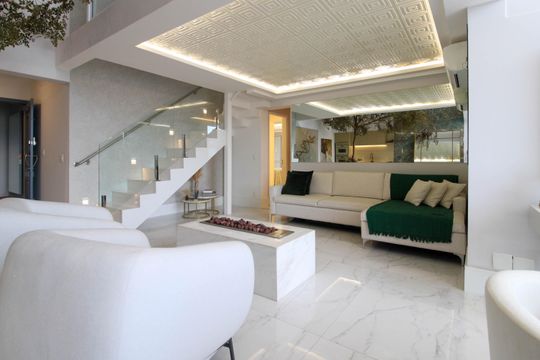 Apartamento mobiliado para comprar em Vila Andrade, 4 suítes, varanda, piscina, academia e churrasqueira. — Sala de estar