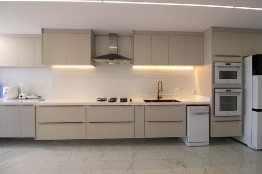 Apartamento mobiliado para comprar em Vila Andrade, 4 suítes, varanda, piscina, academia e churrasqueira. — Cozinha 