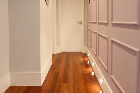 Apartamento mobiliado para comprar em Vila Andrade, 4 suítes, varanda, piscina, academia e churrasqueira. — Corredor suítes 