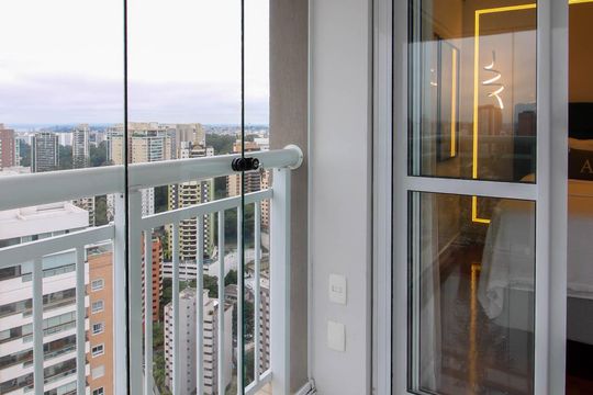 Apartamento mobiliado para comprar em Vila Andrade, 4 suítes, varanda, piscina, academia e churrasqueira. — Varanda Suíte 3