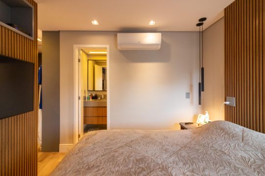 Compra apartamento mobiliado com 2 quartos, closet e piscina no condomínio. — Suíte