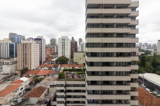 Compra apartamento mobiliado com 2 quartos, closet e piscina no condomínio. — Vista da Sala