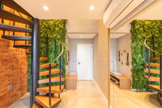 Compra apartamento mobiliado com 2 quartos, closet e piscina no condomínio. — Sala