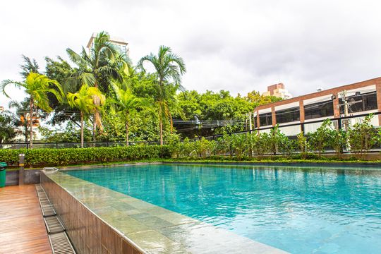 Compra apartamento mobiliado com 2 quartos, closet e piscina no condomínio. — Área comum - Piscina