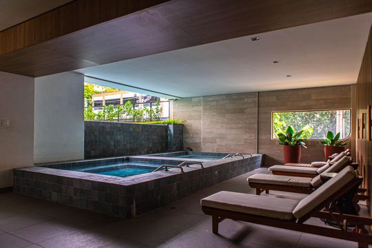 Compra apartamento mobiliado com 2 quartos, closet e piscina no condomínio. — Spa