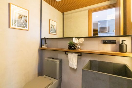 Compra apartamento mobiliado com 2 quartos, closet e piscina no condomínio. — Lavabo