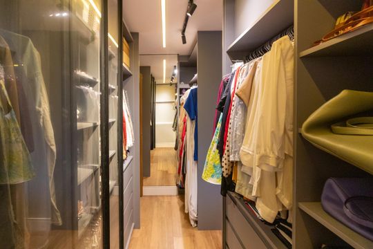 Compra apartamento mobiliado com 2 quartos, closet e piscina no condomínio. — Closet da suíte