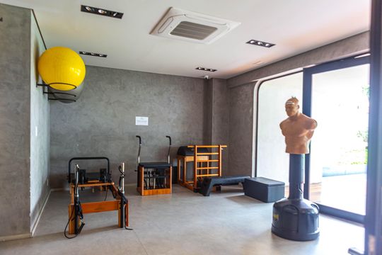 Compra apartamento mobiliado com 2 quartos, closet e piscina no condomínio. — Área comum - Academia