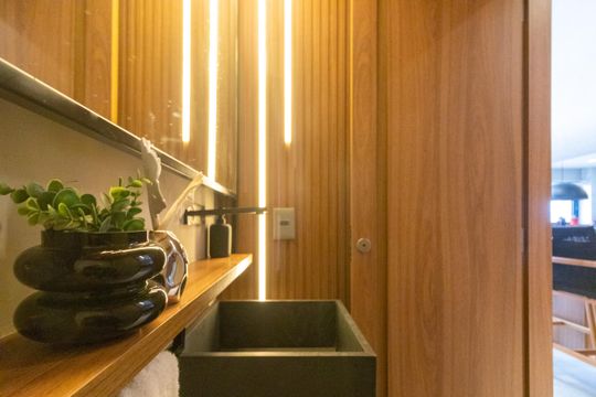 Compra apartamento mobiliado com 2 quartos, closet e piscina no condomínio. — Lavabo
