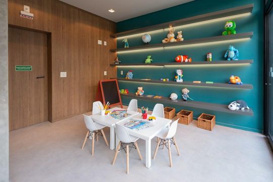 Compra apartamento mobiliado com 2 quartos, closet e piscina no condomínio. — Brinquedoteca