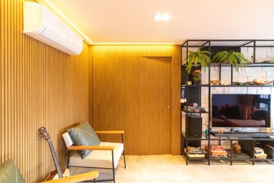 Compra apartamento mobiliado com 2 quartos, closet e piscina no condomínio. — Sala de TV