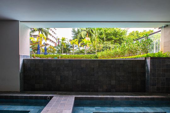 Compra apartamento mobiliado com 2 quartos, closet e piscina no condomínio. — Spa