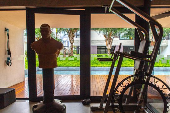 Compra apartamento mobiliado com 2 quartos, closet e piscina no condomínio. — Área comum - Academia