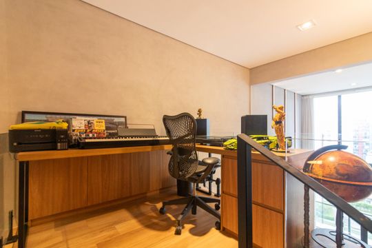Compra apartamento mobiliado com 2 quartos, closet e piscina no condomínio. — Escritório - Piso Superior