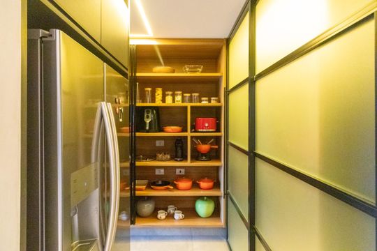 Compra apartamento mobiliado com 2 quartos, closet e piscina no condomínio. — Cozinha