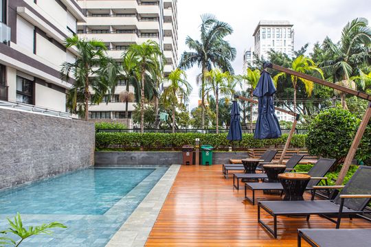 Compra apartamento mobiliado com 2 quartos, closet e piscina no condomínio. — Área comum - Piscina