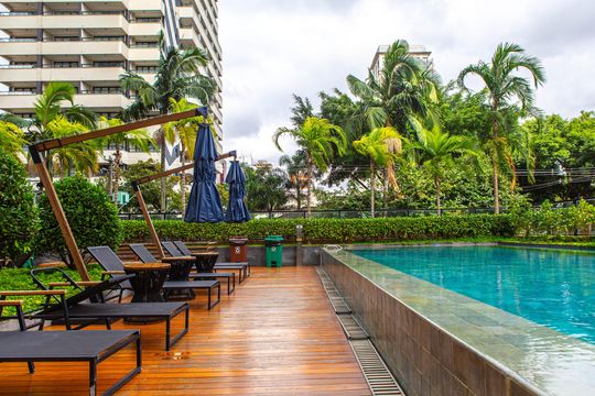 Compra apartamento mobiliado com 2 quartos, closet e piscina no condomínio. — Área comum - Piscina