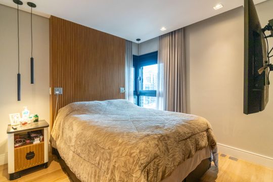 Compra apartamento mobiliado com 2 quartos, closet e piscina no condomínio. — Suíte