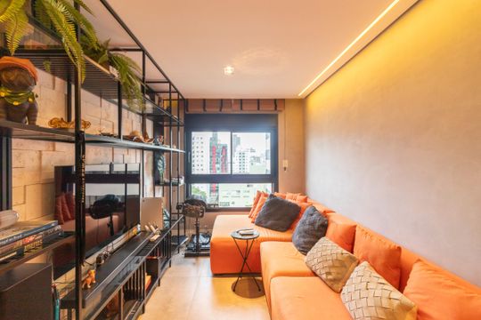 Compra apartamento mobiliado com 2 quartos, closet e piscina no condomínio. — Sala de TV