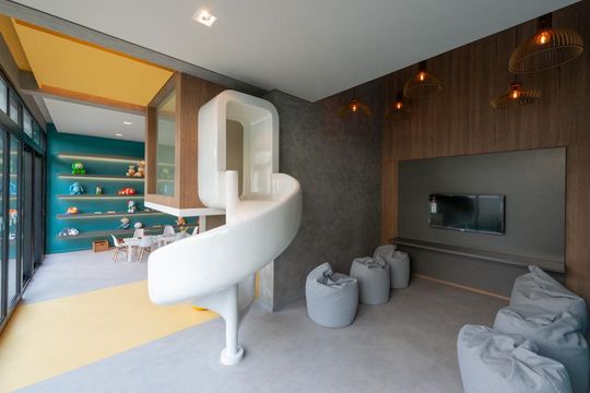 Compra apartamento mobiliado com 2 quartos, closet e piscina no condomínio. — Brinquedoteca