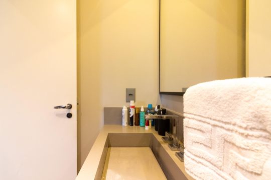 Compra apartamento mobiliado com 2 quartos, closet e piscina no condomínio. — Banheiro da Suíte