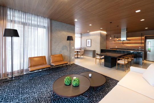 Compra apartamento mobiliado com 2 quartos, closet e piscina no condomínio. — Área gourmet