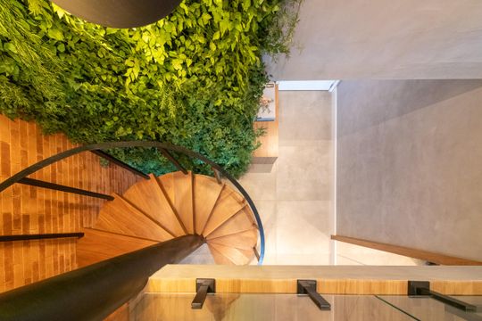 Compra apartamento mobiliado com 2 quartos, closet e piscina no condomínio. — Escada