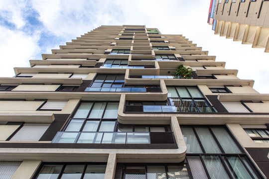 Compra apartamento mobiliado com 2 quartos, closet e piscina no condomínio. — Fachada do Prédio