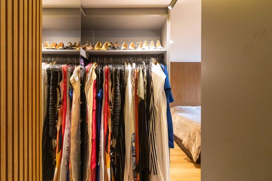 Compra apartamento mobiliado com 2 quartos, closet e piscina no condomínio. — Closet da suíte