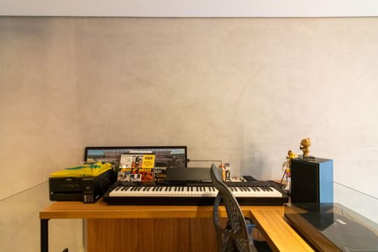 Compra apartamento mobiliado com 2 quartos, closet e piscina no condomínio. — Escritório - Piso Superior