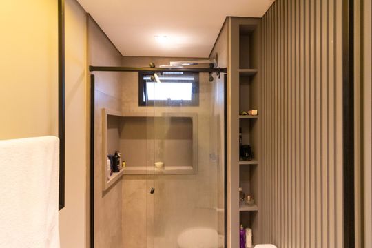 Compra apartamento mobiliado com 2 quartos, closet e piscina no condomínio. — Banheiro da Suíte