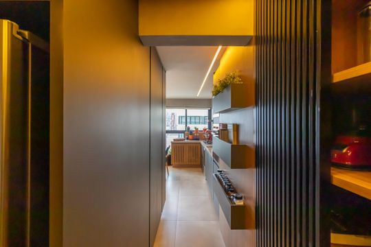 Compra apartamento mobiliado com 2 quartos, closet e piscina no condomínio. — Cozinha
