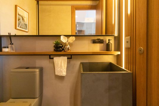 Compra apartamento mobiliado com 2 quartos, closet e piscina no condomínio. — Lavabo