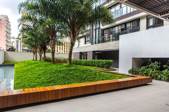 Compra apartamento mobiliado com 2 quartos, closet e piscina no condomínio. — Área comum