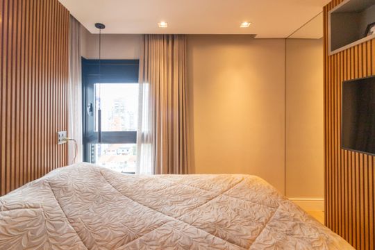 Compra apartamento mobiliado com 2 quartos, closet e piscina no condomínio. — Suíte