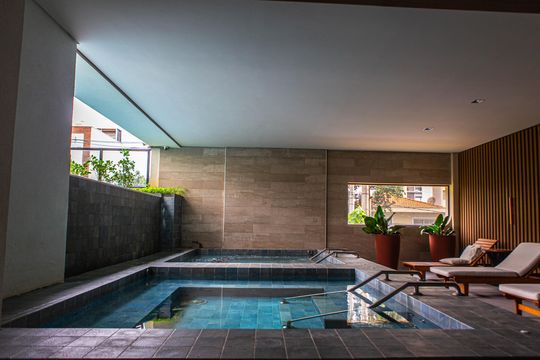 Compra apartamento mobiliado com 2 quartos, closet e piscina no condomínio. — Spa