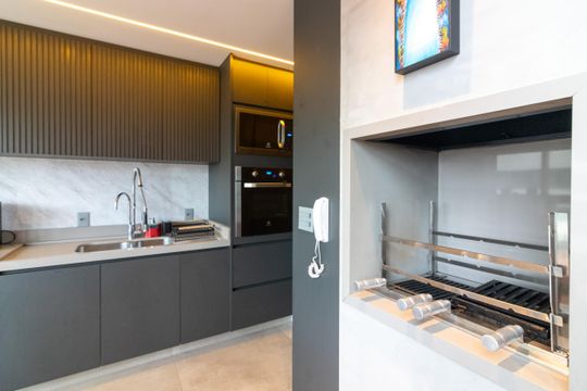 Compra apartamento mobiliado com 2 quartos, closet e piscina no condomínio. — Cozinha