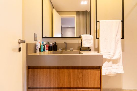 Compra apartamento mobiliado com 2 quartos, closet e piscina no condomínio. — Banheiro da Suíte