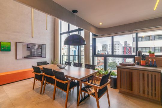 Compra apartamento mobiliado com 2 quartos, closet e piscina no condomínio. — Sala