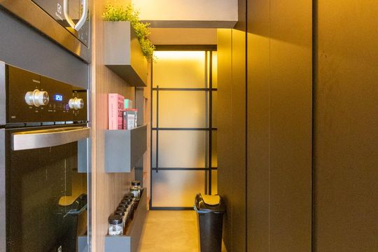 Compra apartamento mobiliado com 2 quartos, closet e piscina no condomínio. — Cozinha