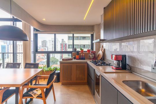 Compra apartamento mobiliado com 2 quartos, closet e piscina no condomínio. — Sala/Cozinha