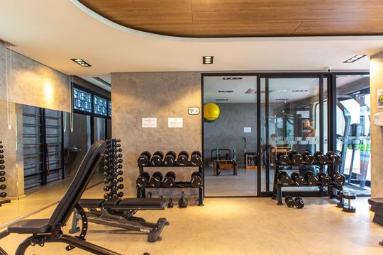 Compra apartamento mobiliado com 2 quartos, closet e piscina no condomínio. — Área comum - Academia